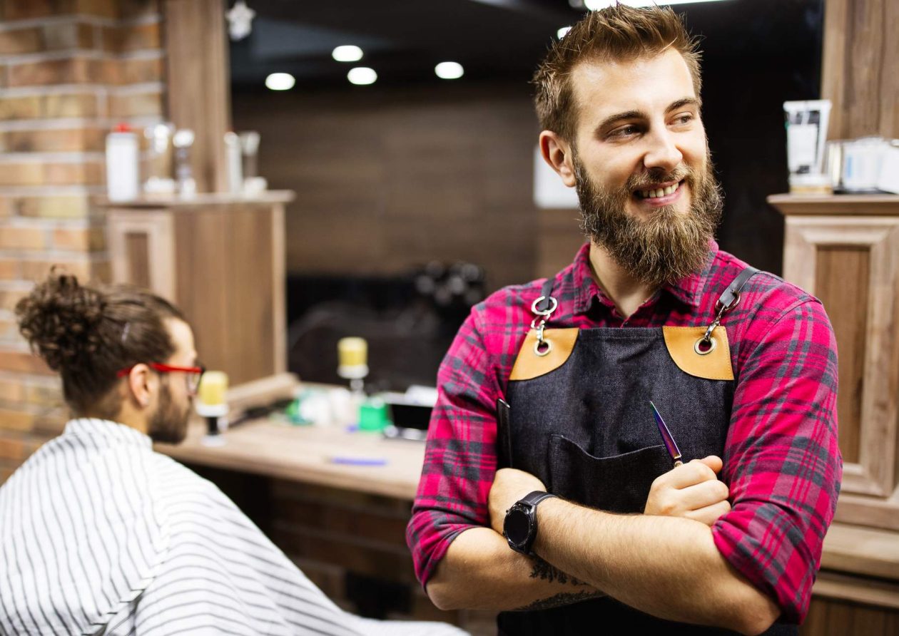 man-having-a-haircut-with-a-hair-clippers-in-barbe-BPQA93R.jpg